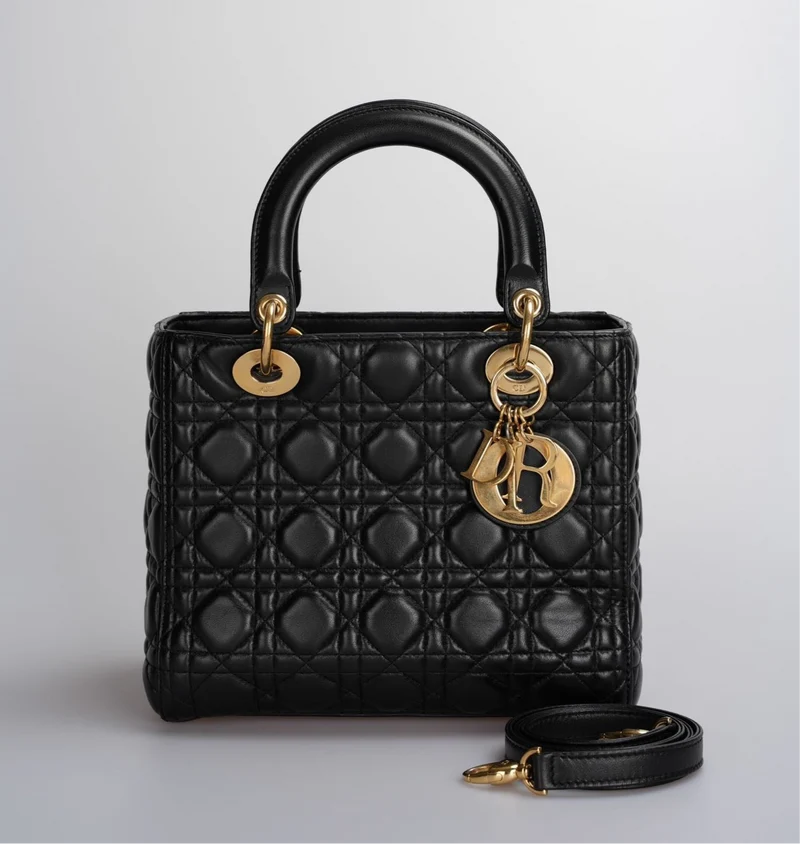Christian Dior Schwarze mittelgroße Lady Dior Tasche aus Cannage-Lammleder mit goldenen Beschlägen
