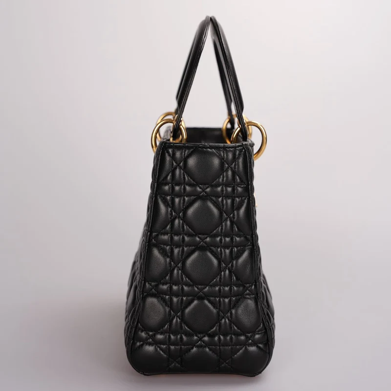 Christian Dior Schwarze mittelgroße Lady Dior Tasche aus Cannage-Lammleder mit goldenen Beschlägen