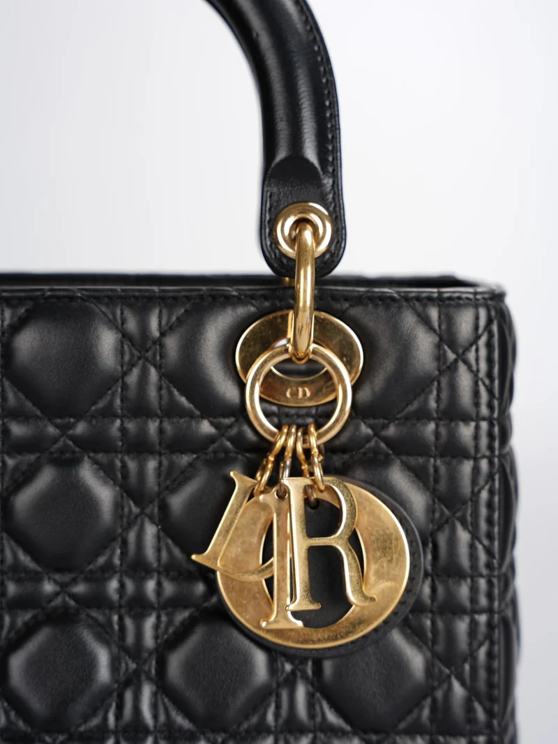 Christian Dior Schwarze mittelgroße Lady Dior Tasche aus Cannage-Lammleder mit goldenen Beschlägen