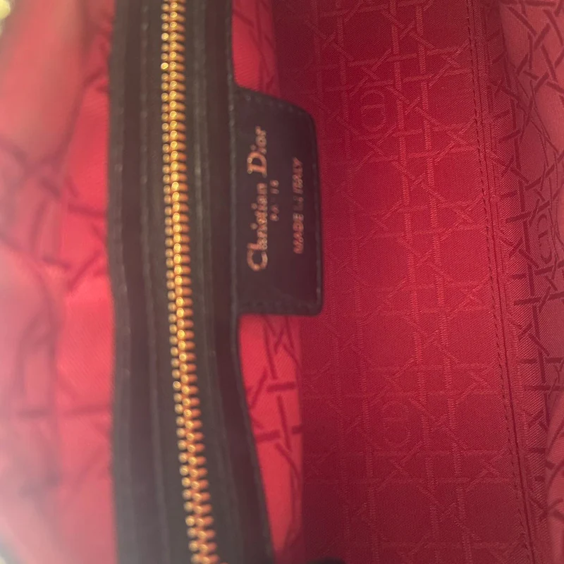 Christian Dior Schwarze mittelgroße Lady Dior Tasche aus Cannage-Lammleder mit goldenen Beschlägen