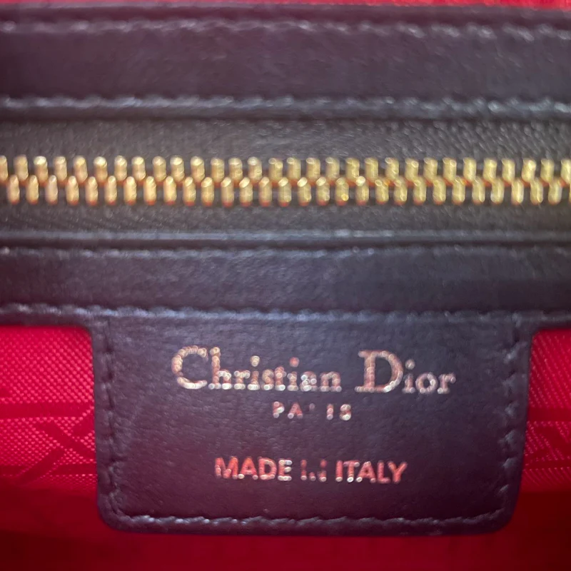Christian Dior Schwarze mittelgroße Lady Dior Tasche aus Cannage-Lammleder mit goldenen Beschlägen