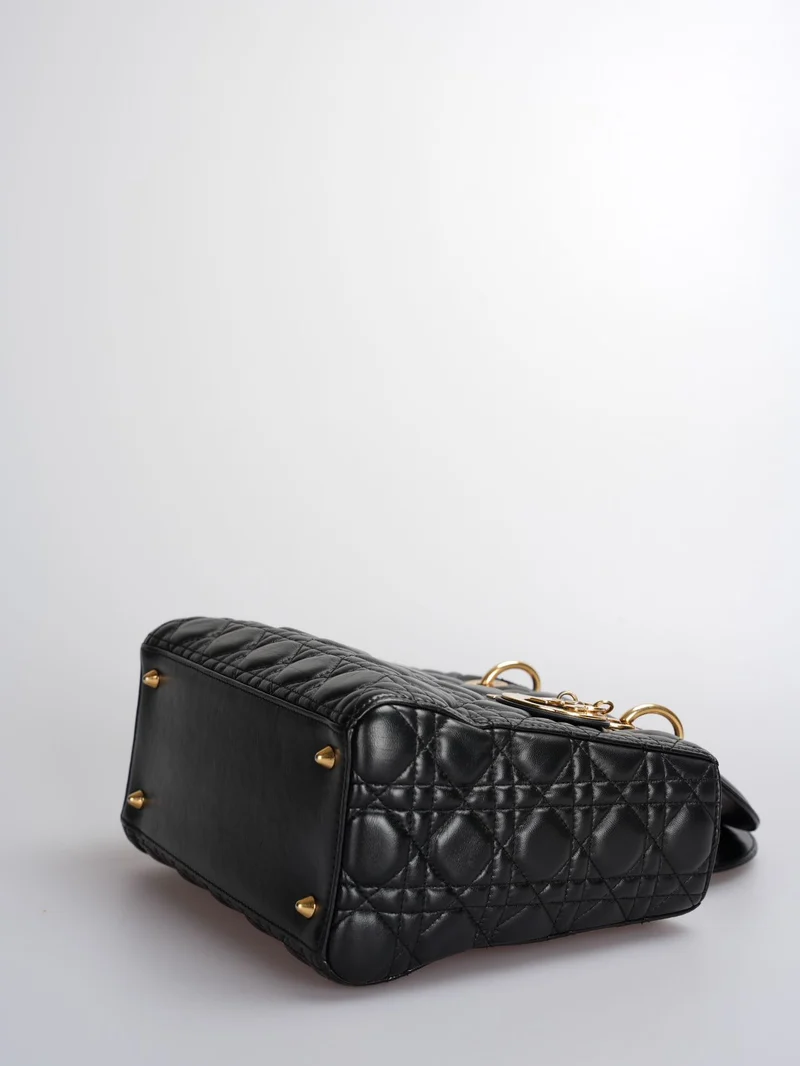 Christian Dior Schwarze mittelgroße Lady Dior Tasche aus Cannage-Lammleder mit goldenen Beschlägen