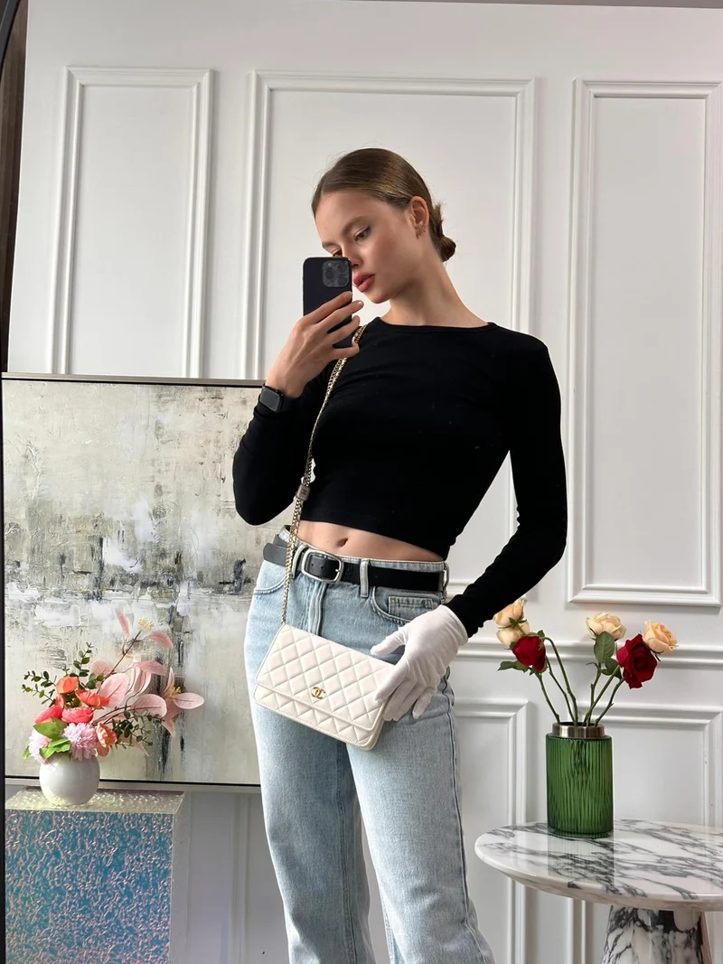 Chanel Classic Wallet on Chain (WOC) 22B Weiße Emaille