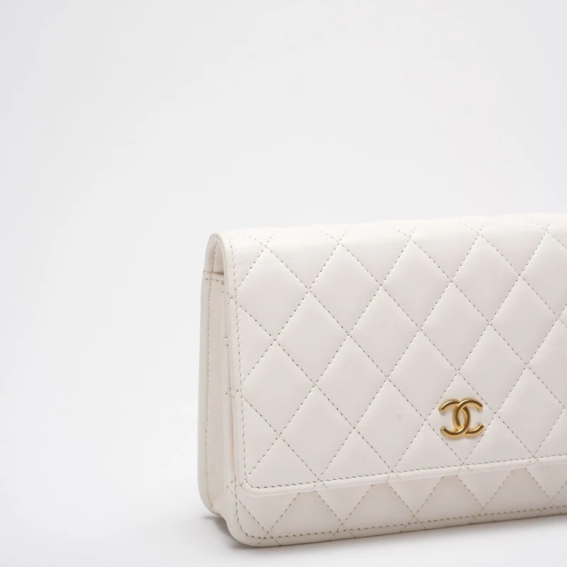 Chanel Classic Wallet on Chain (WOC) 22B Weiße Emaille