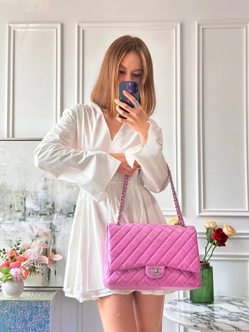 Chanel Timeless Classic Flap Bag Maxi Lila mit silberner Hardware