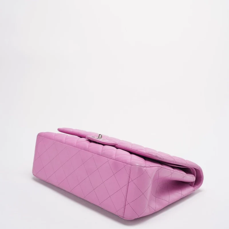 Chanel Timeless Classic Flap Bag Maxi Lila mit silberner Hardware
