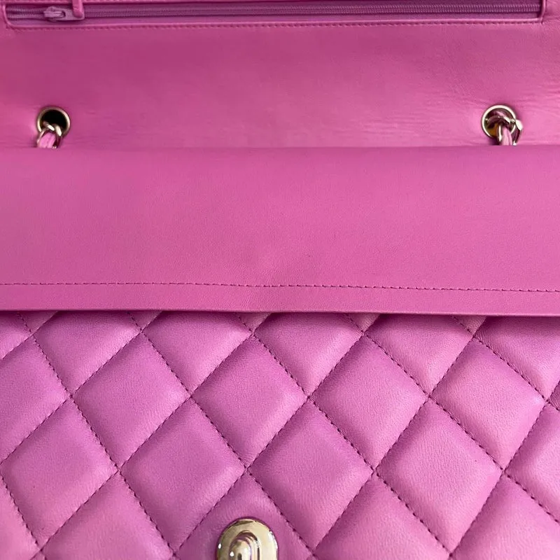 Chanel Timeless Classic Flap Bag Maxi Lila mit silberner Hardware