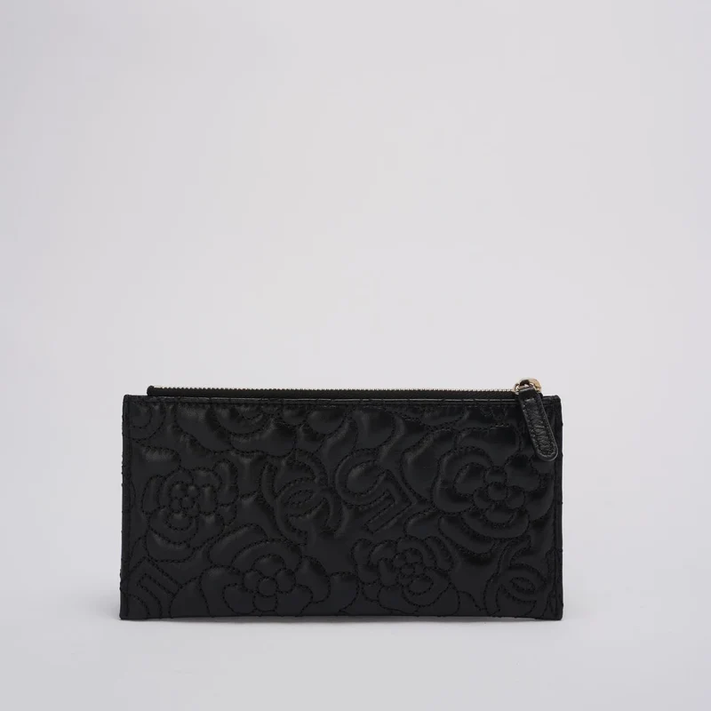 Chanel Camellia gesteppte schwarze Reißverschlusstasche aus Lammleder