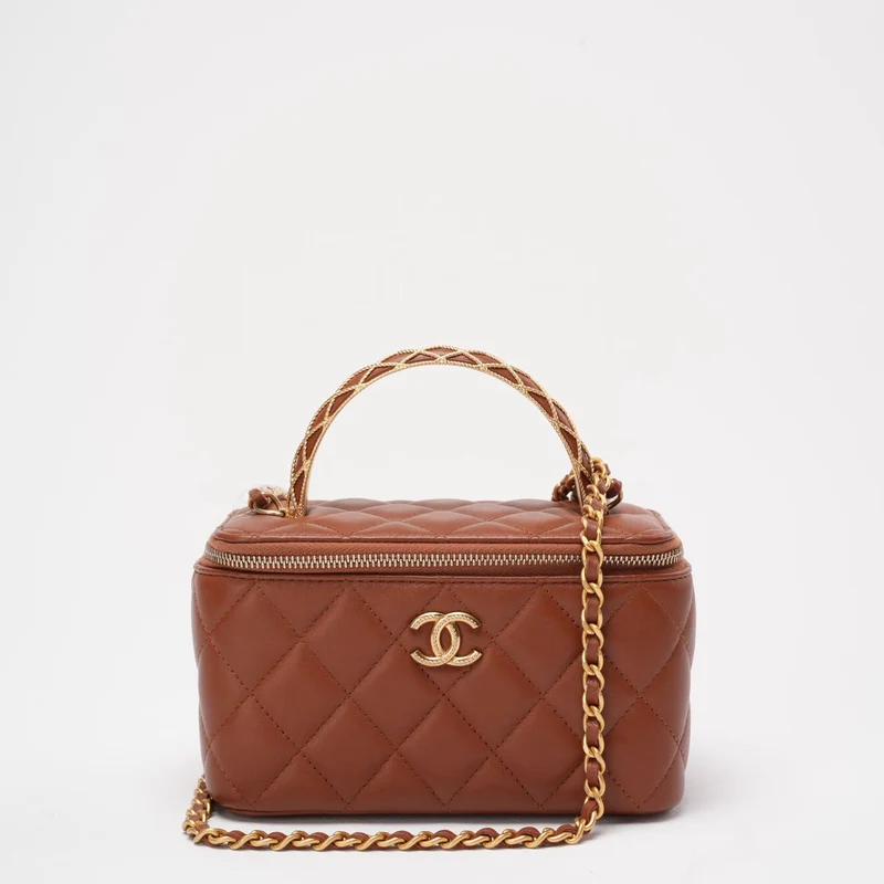 Chanel – Langer Kosmetikkoffer in Karamell mit Kettengriff oben