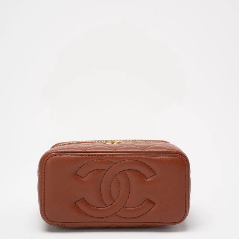 Chanel – Langer Kosmetikkoffer in Karamell mit Kettengriff oben