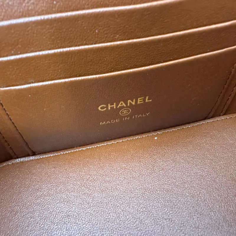 Chanel – Langer Kosmetikkoffer in Karamell mit Kettengriff oben