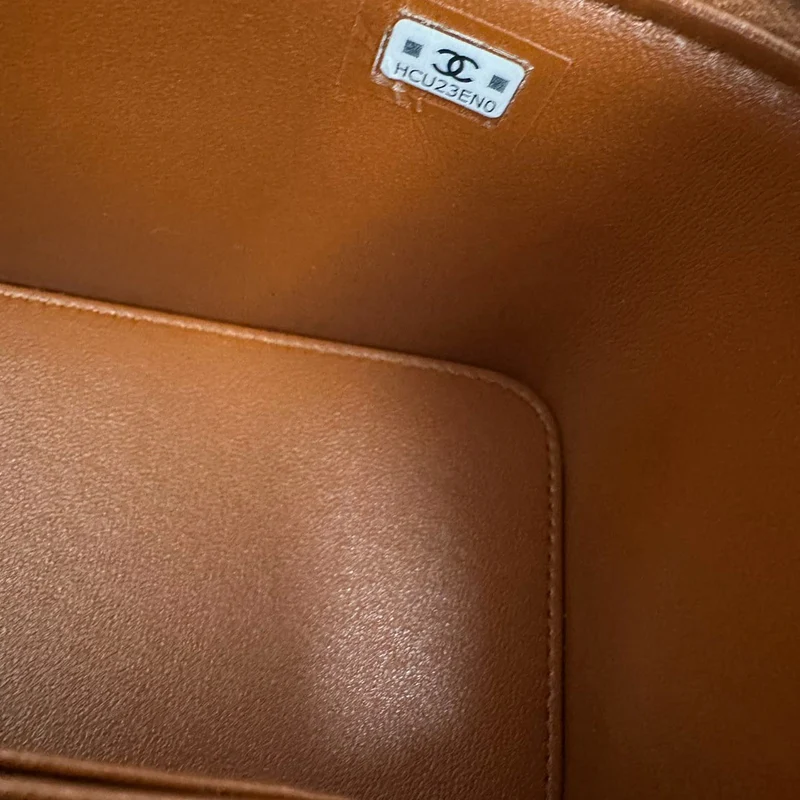 Chanel – Langer Kosmetikkoffer in Karamell mit Kettengriff oben