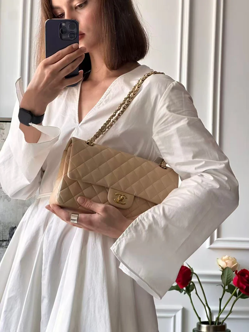 Chanel Classic Flap Bag mittel Beige