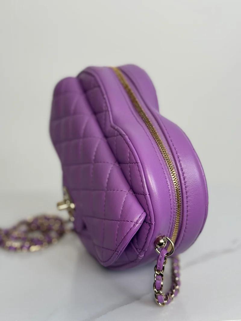 Chanel Große Herztasche Lila Lammleder Gold Hardware 2022