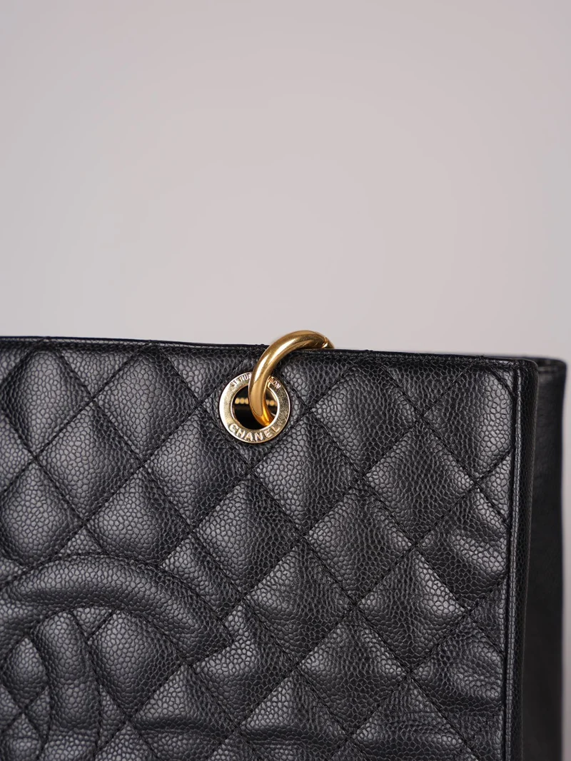 Chanel GST – Mittlere schwarze Tragetasche aus gestepptem Kaviarleder mit goldenen Beschlägen