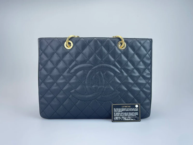 Chanel GST – Mittlere schwarze Tragetasche aus gestepptem Kaviarleder mit goldenen Beschlägen