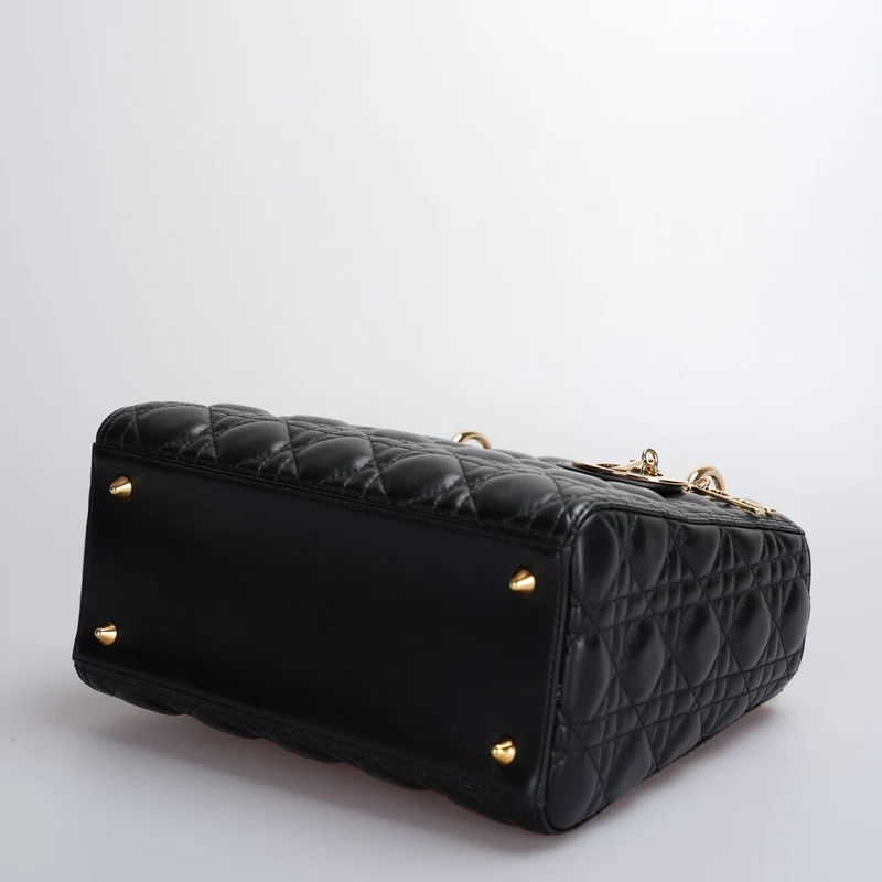 Christian Dior Schwarze mittelgroße Lady Dior Tasche aus Cannage-Lammleder mit goldenen Beschlägen