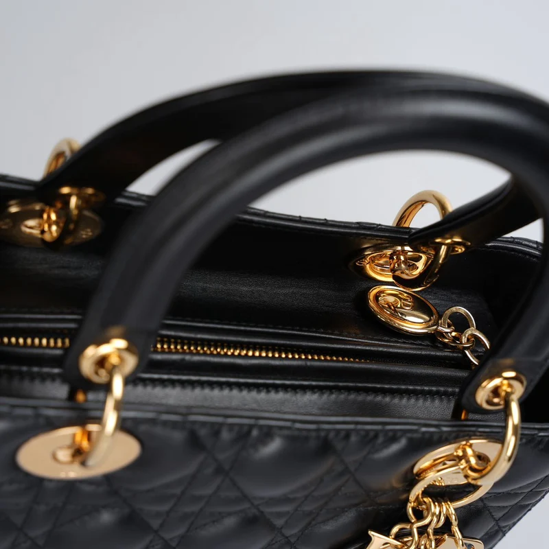 Christian Dior Schwarze mittelgroße Lady Dior Tasche aus Cannage-Lammleder mit goldenen Beschlägen