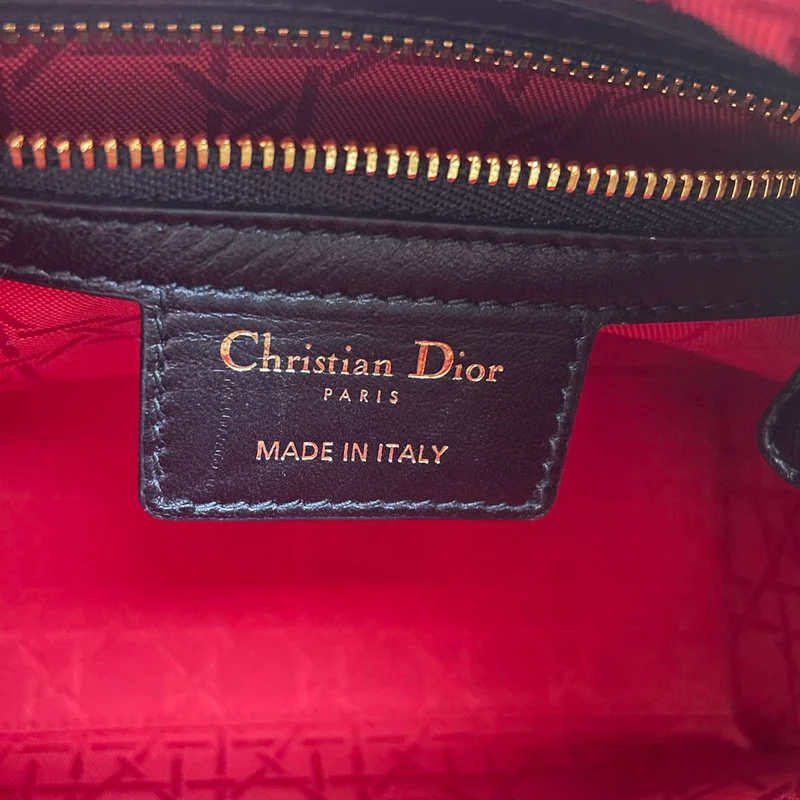 Christian Dior Schwarze mittelgroße Lady Dior Tasche aus Cannage-Lammleder mit goldenen Beschlägen