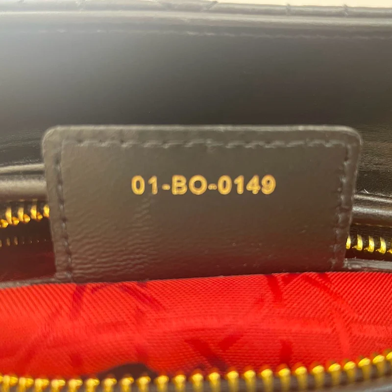Christian Dior Schwarze mittelgroße Lady Dior Tasche aus Cannage-Lammleder mit goldenen Beschlägen