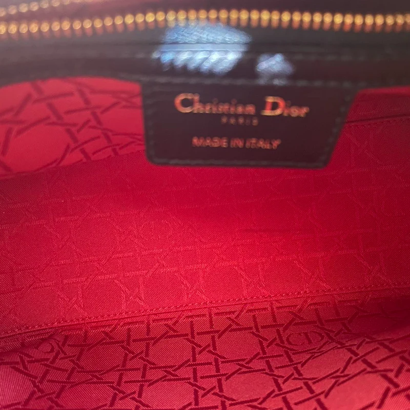 Christian Dior Schwarze mittelgroße Lady Dior Tasche aus Cannage-Lammleder mit goldenen Beschlägen