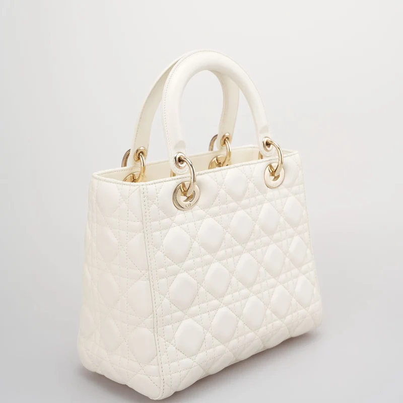 Christian Dior Weiße mittelgroße Lady Dior Tasche aus Cannage-Lammleder mit goldenen Beschlägen