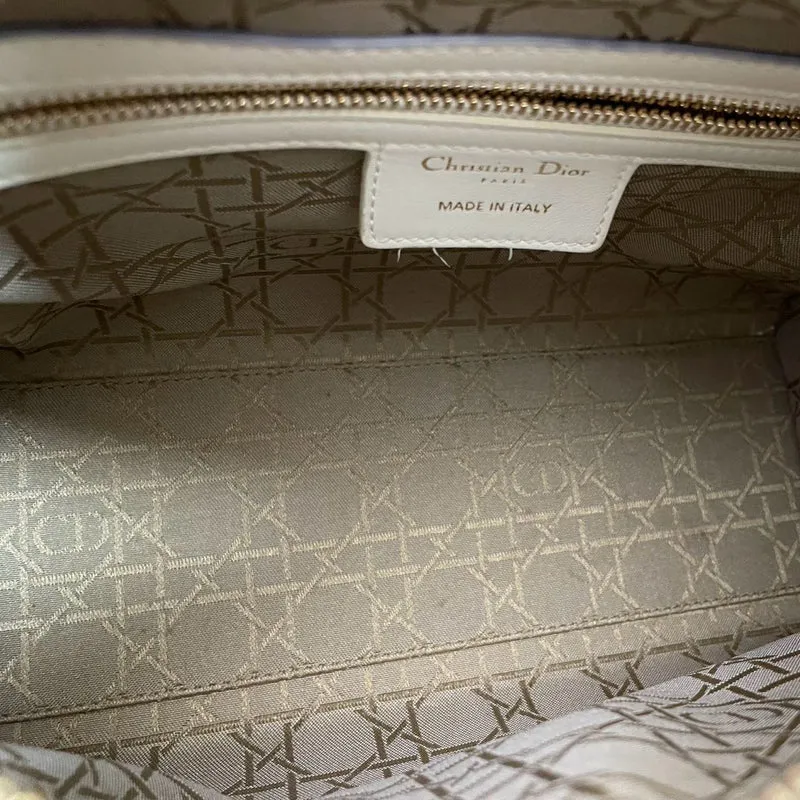 Christian Dior Weiße mittelgroße Lady Dior Tasche aus Cannage-Lammleder mit goldenen Beschlägen