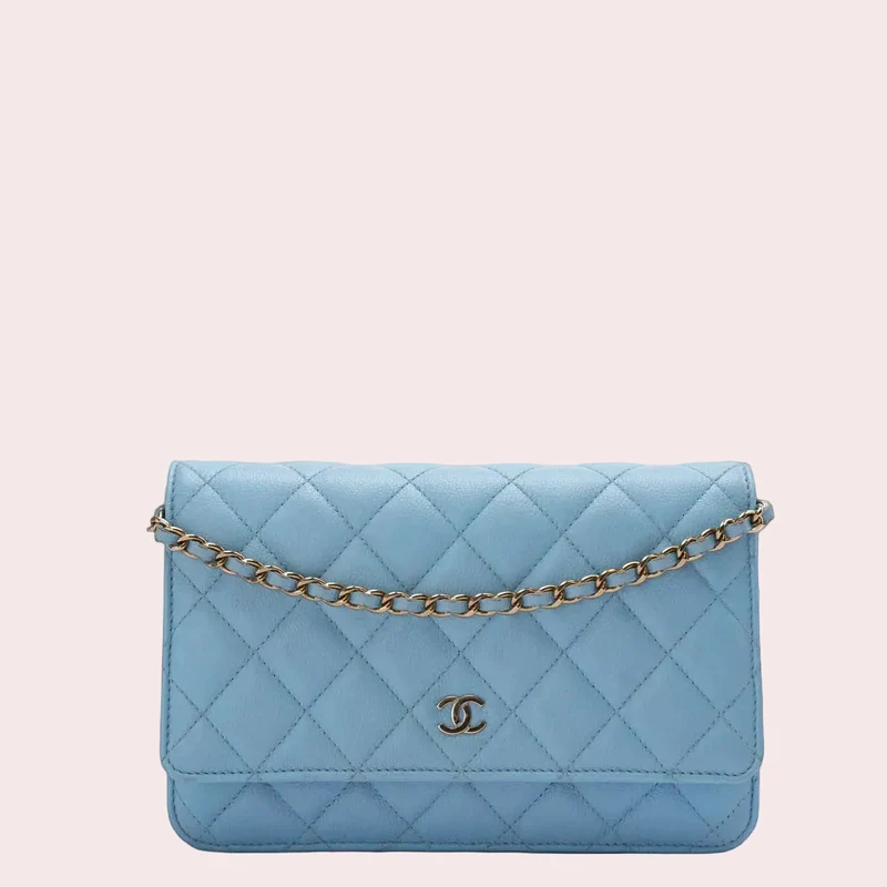Chanel Classic Wallet an der Kette Hellblaues Kaviarleder Woc