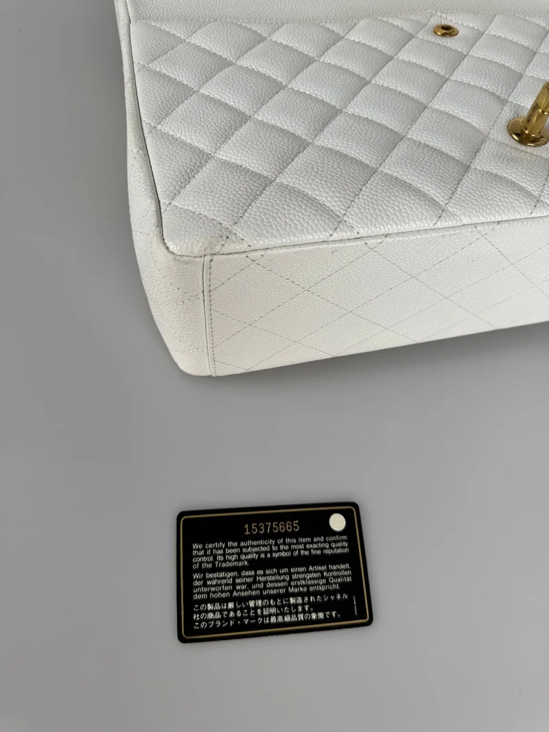 Chanel zeitlose Flap Bag Caviar Leder Maxigröße in weiß