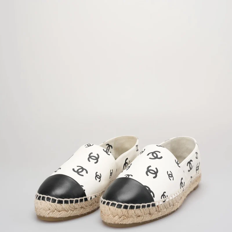 Chanel Coco Beach Espadrilles aus Lammfell mit Aufdruck in Weiß und Schwarz, Größe 40