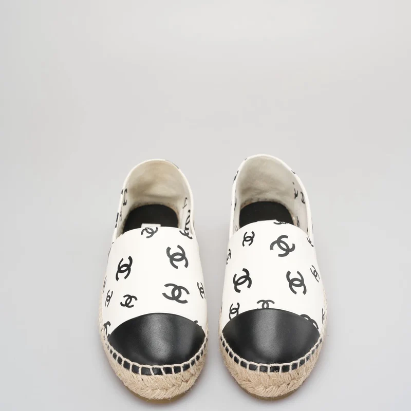 Chanel Coco Beach Espadrilles aus Lammfell mit Aufdruck in Weiß und Schwarz, Größe 40