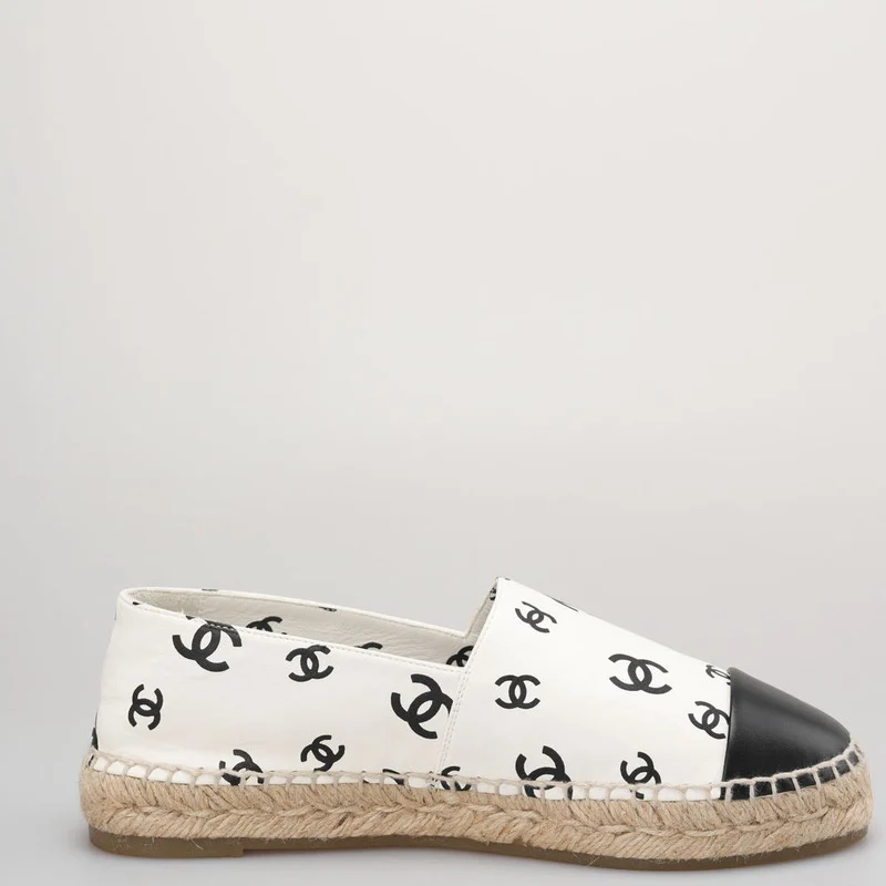 Chanel Coco Beach Espadrilles aus Lammfell mit Aufdruck in Weiß und Schwarz, Größe 40