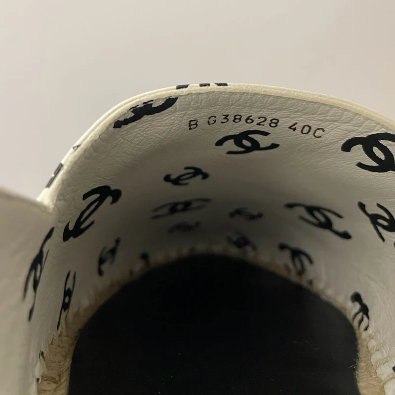 Chanel Coco Beach Espadrilles aus Lammfell mit Aufdruck in Weiß und Schwarz, Größe 40