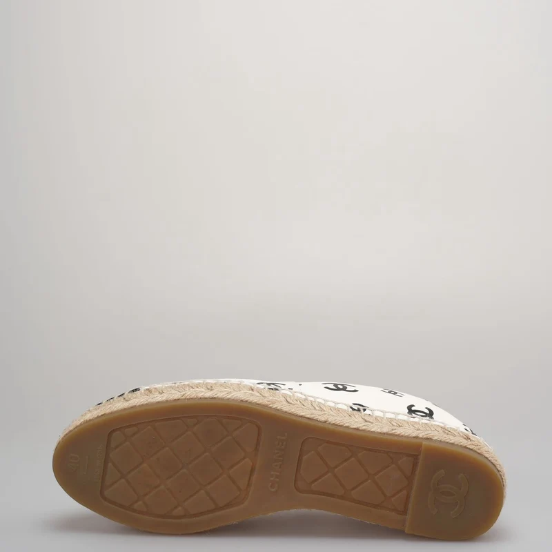 Chanel Coco Beach Espadrilles aus Lammfell mit Aufdruck in Weiß und Schwarz, Größe 40