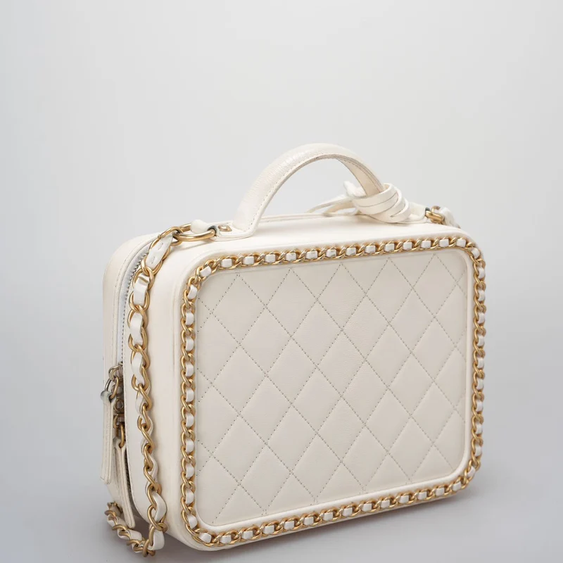 Chanel Weiße Kosmetiktasche aus gestepptem Leder mit CC-Filigrankette