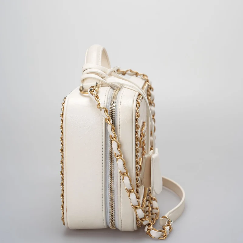 Chanel Weiße Kosmetiktasche aus gestepptem Leder mit CC-Filigrankette