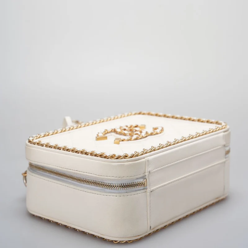 Chanel Weiße Kosmetiktasche aus gestepptem Leder mit CC-Filigrankette
