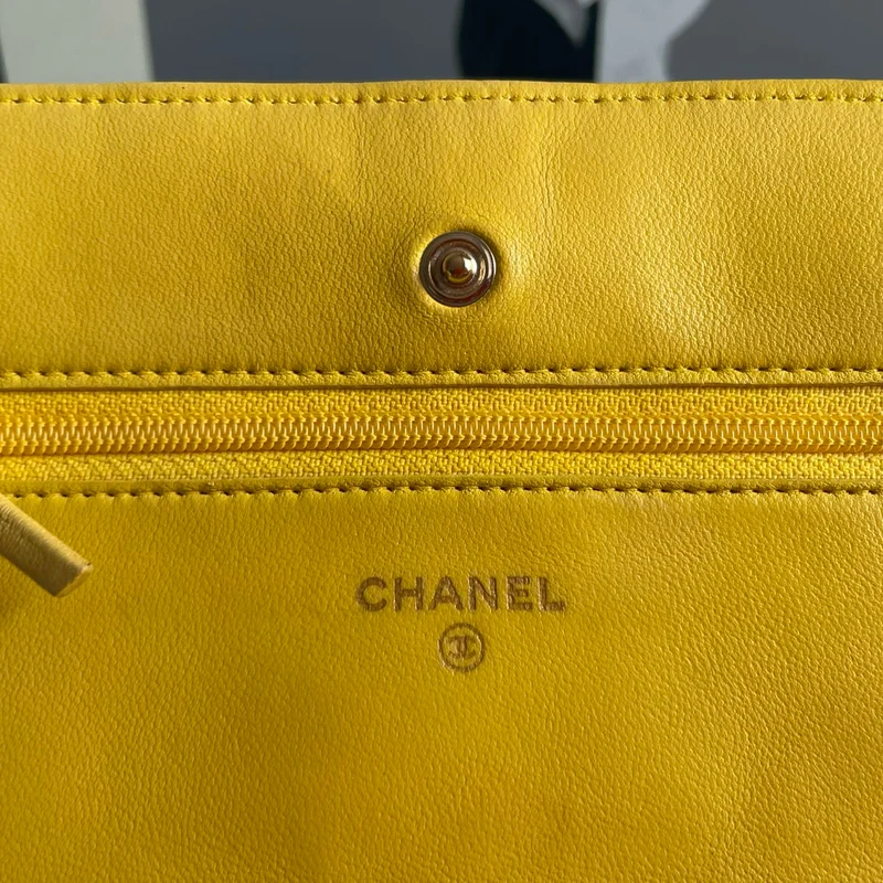 Chanel Geldbörse mit Kette Classic Yellow woc