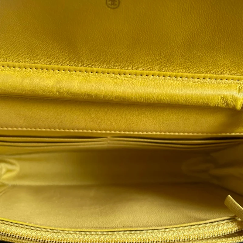 Chanel Geldbörse mit Kette Classic Yellow woc