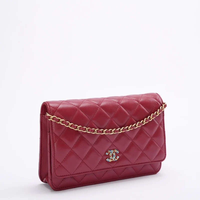 Chanel Geldbörse mit Kette, rote Emaille-Schnalle, klassischer Woc