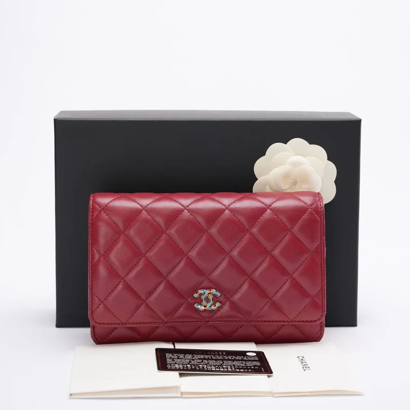 Chanel Geldbörse mit Kette, rote Emaille-Schnalle, klassischer Woc