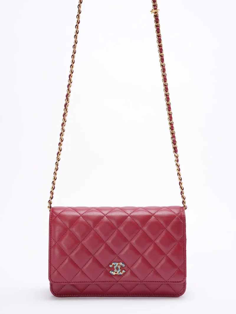 Chanel Geldbörse mit Kette, rote Emaille-Schnalle, klassischer Woc