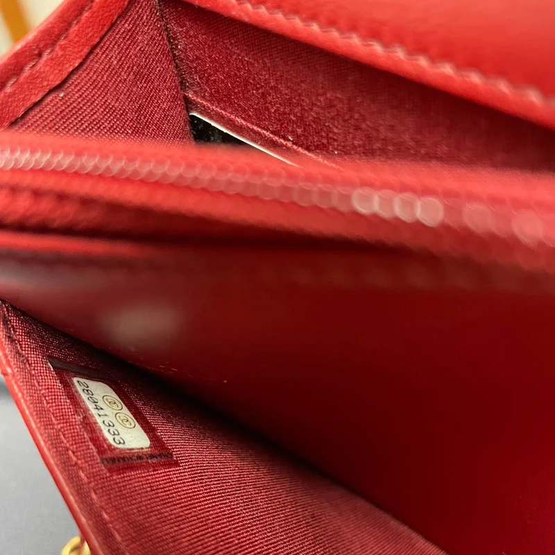 Chanel Geldbörse mit Kette, rote Emaille-Schnalle, klassischer Woc