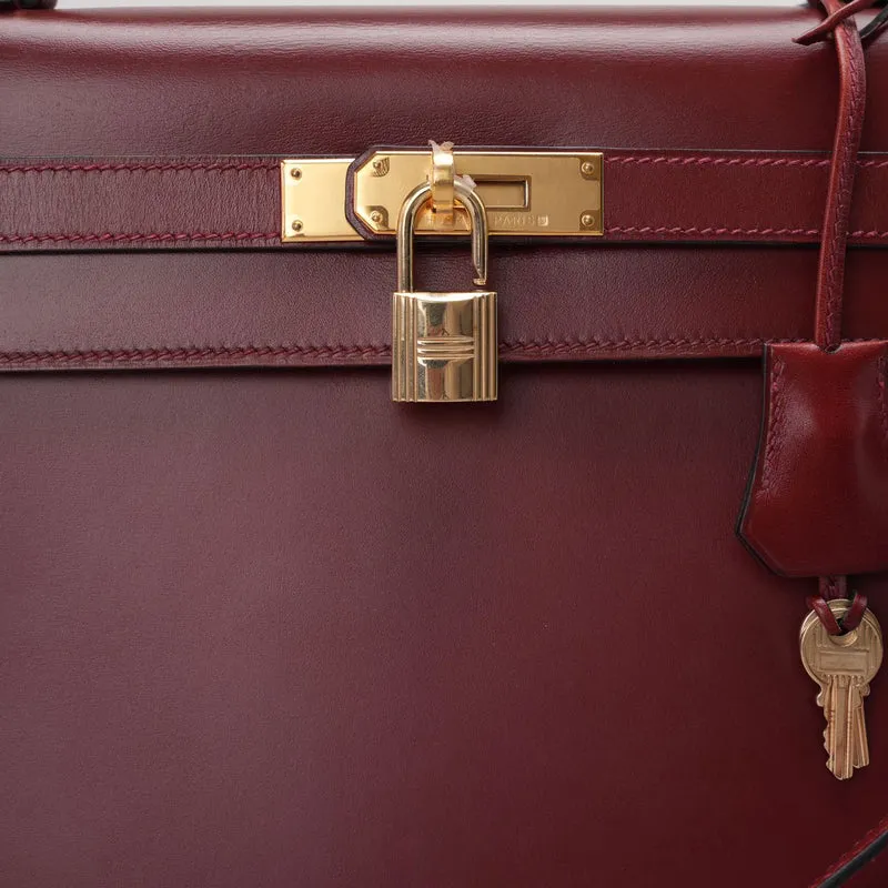 Hermes Kelly 32 Sellier Tasche aus burgunderfarbenem Boxleder mit goldenen Beschlägen von 2004