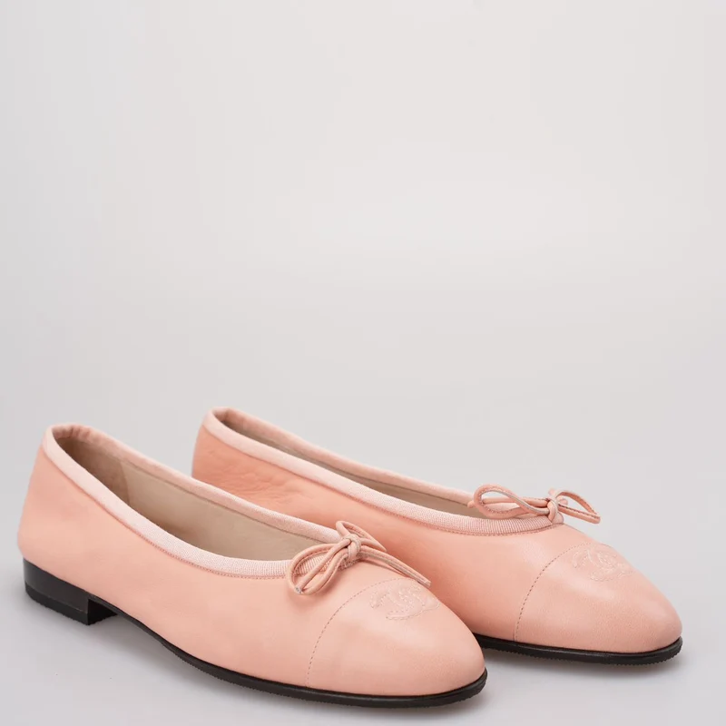 Chanel – Ballerinas mit CC-Zehenkappe aus zerknittertem Kalbsleder 39 in Babyrosa