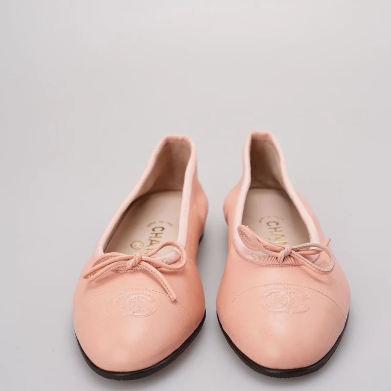 Chanel – Ballerinas mit CC-Zehenkappe aus zerknittertem Kalbsleder 39 in Babyrosa
