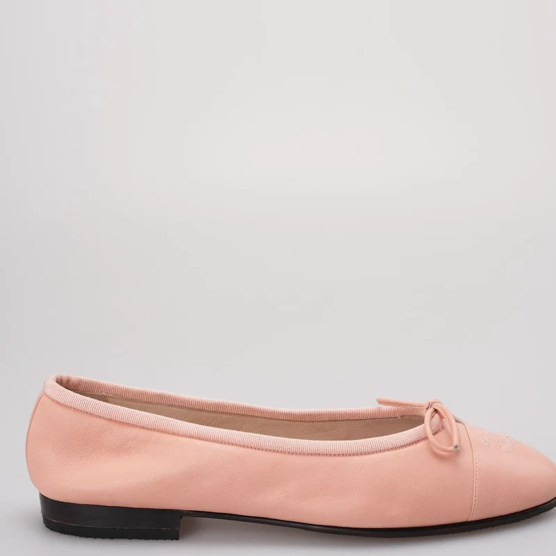 Chanel – Ballerinas mit CC-Zehenkappe aus zerknittertem Kalbsleder 39 in Babyrosa