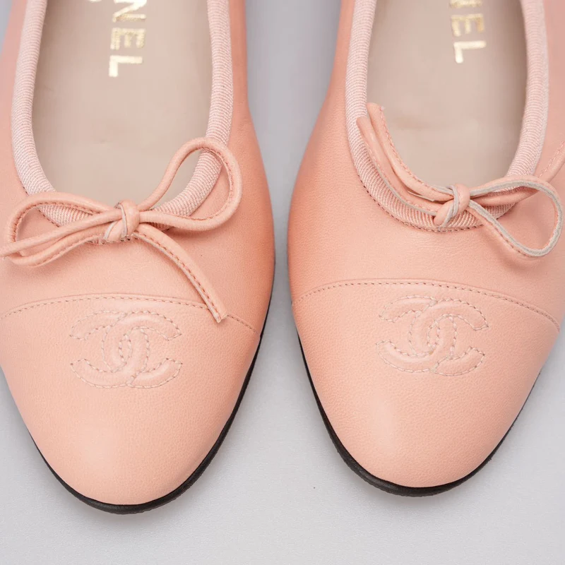 Chanel – Ballerinas mit CC-Zehenkappe aus zerknittertem Kalbsleder 39 in Babyrosa