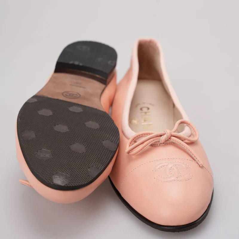 Chanel – Ballerinas mit CC-Zehenkappe aus zerknittertem Kalbsleder 39 in Babyrosa
