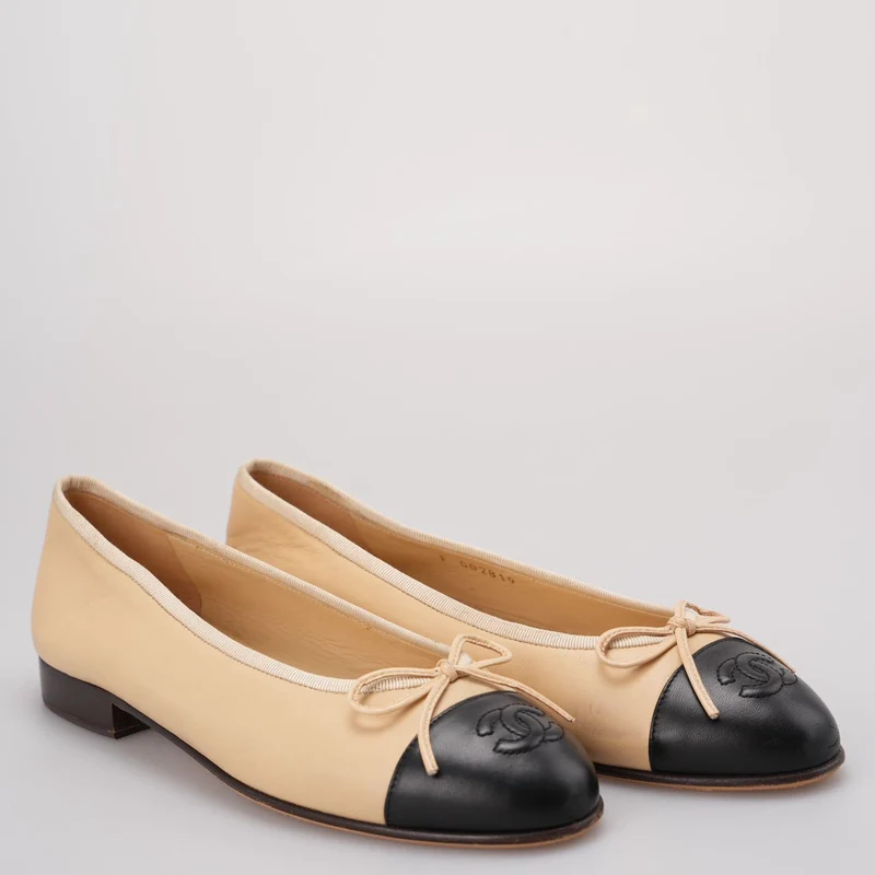 Chanel Classic Ballerinas aus Lammleder in Schwarzbeige, Größe 37